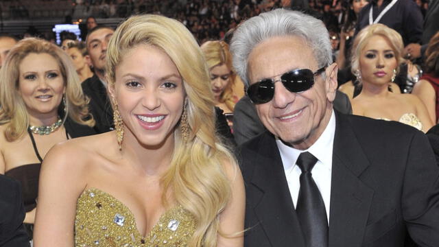 Shakira junto a su padre, William Mebarak, y sus 'gafas oscuras'. Foto: Telemundo
