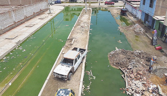 Peligro por contaminación. Así se encuentran las calles de Chiclayo por el colapso de las tuberías de desagüe. Vecinos esperan acciones de sus autoridades. Foto: Clinton Medina