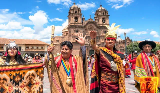 David Ancca Cuyo, interpretará al kuraka en el Sara Raymi 2023. A su lado el alcalde, Juvenal Humpire Puma. Foto: Difusión.