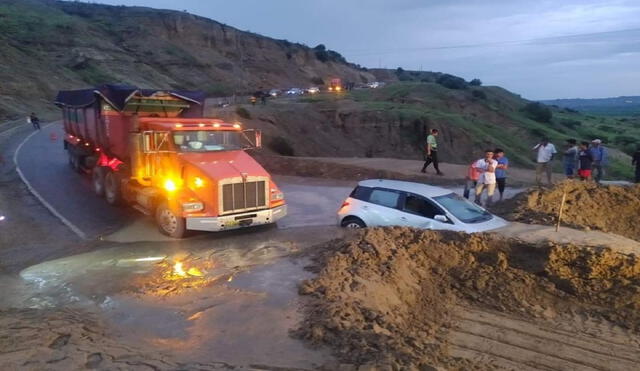 Vehículo quedó sepultado tras deslizamiento de tierras. Foto: La República