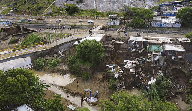 El distrito Mesones Muro, en Ferreñafe, luce como si hubiera sido bombardeado. El canal Taymi colapsó por la acumulación de agua y esta dañó la vía, un puente, sembríos y viviendas. Foto: Clinton Medina/La República