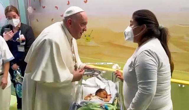 El papa Francisco sorprendió a una madre al bautizar a su hijo de semanas de nacido. Foto: captura/EWTN