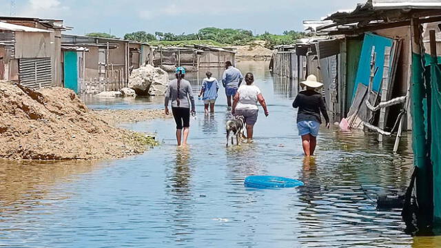 Alerta. Los Polvorines, en Piura, es otro de los sectores afectados por las torrenciales lluvias de los últimos días. La población espera la ayuda de autoridades. Foto: Almendra Ruesta - Urpi LR