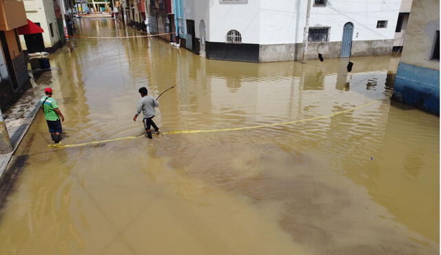 Calles del centro de Chiclayo hasta ayer seguían inundadas no solo por la lluvia, sino también por aguas residuales. Foto: Clinton Medina/ LA República