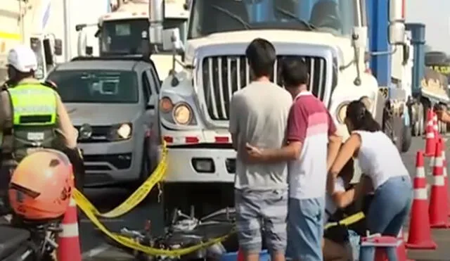El conductor de la moto resultó ileso y fue trasladado junto al chofer del camión de carga a la comisaria. Foto:  América Noticias - Video: América Noticia