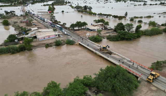 En el puente La Leche se requiere una limpieza de la palizada para que no haya obstrucción y se desborde. Foto: Clinton Medina/ LA República