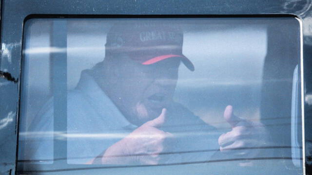 Blindaje. Exmandatario Donald Trump saluda desde su limusina al salir de su residencia en Mar-a-Lago, en Florida. Foto: AFP