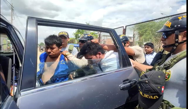 Sujetos son llevados a la comisaria. Foto: Captura de video Juan Nunura