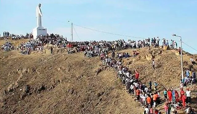 Peregrinos suben en cerro para ver la crucifixión de Jesús. Foto: RPP