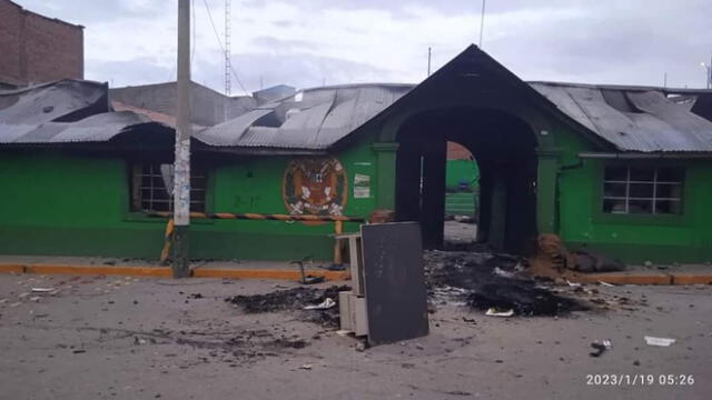 Comisaría de Macusani tras sufrir incendio. Foto: Facebook Pachamama Radio