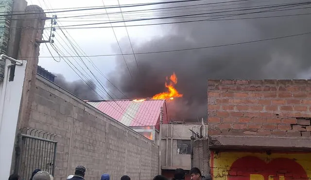 Incendio fue controlado con apoyo de los vecinos y bomberos voluntarios de Juliaca. Foto: Kleber Sánchez / URPI-La República