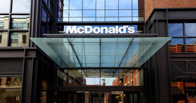 MacDonald's se prepara para despedir empleados corporativos esta semana, según reporte. Foto: CBS