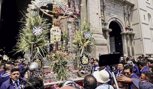 Fe católica. Cientos de limeños llegaron a la catedral y se encontraron con dos procesiones. Foto: John Reyes/La República