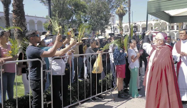 Bendición. Arzobispo de Arequipa realizó la bendición de las palmas. Foto: La República