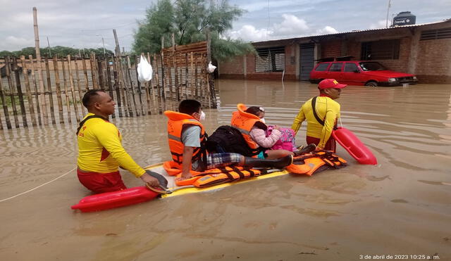 Niños son rescatados de las aguas por personal de la PNP. Foto: Walac Noticias