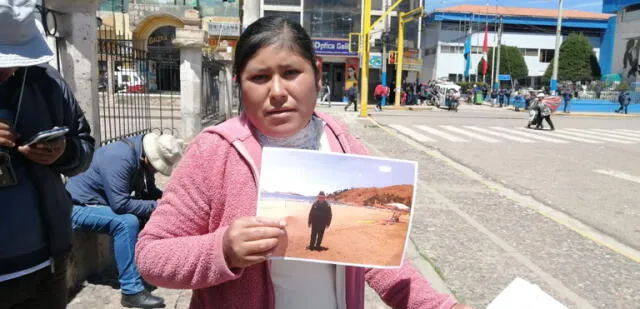 Luzmita Apaza Chipana muestra la fotografía de su padre. Foto: Puno Noticias