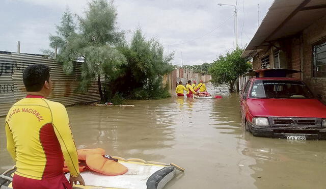 Afectados. La ciudad de Piura y los sectores rurales volvieron a cubrirse de agua. Las necesidades aumentan y la ayuda es escasa. Pobladores alistan un paro. Foto: Andina