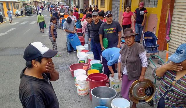 Sin agua. Reservorios ubicados en el sector de Cerro Blanco. La semana pasada, la EPS Tacna entregó agua en cisternas a distritos del cono norte de la ciudad. Foto: La República