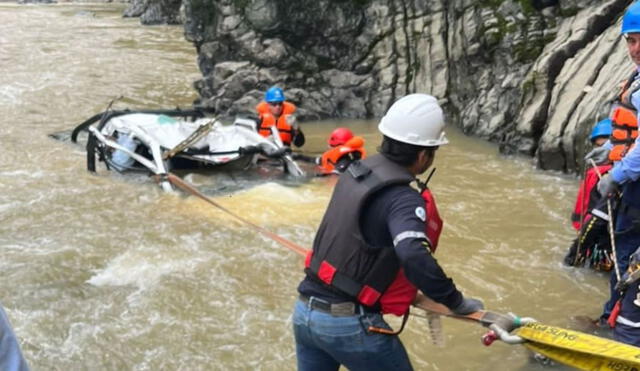 Rescatistas realizaron una compleja labor para recuperar los cuerpos de las víctimas. Foto: Andina