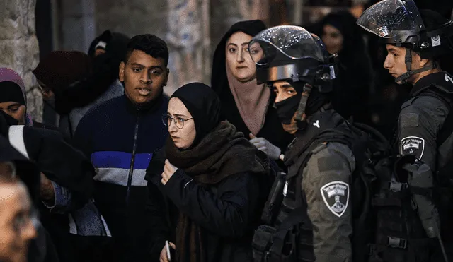 Las fuerzas de seguridad israelíes son vistas durante la expulsión de los fieles del complejo de la mezquita de Al-Aqsa en la Ciudad Vieja de Jerusalén. Foto: AFP - Video: DW