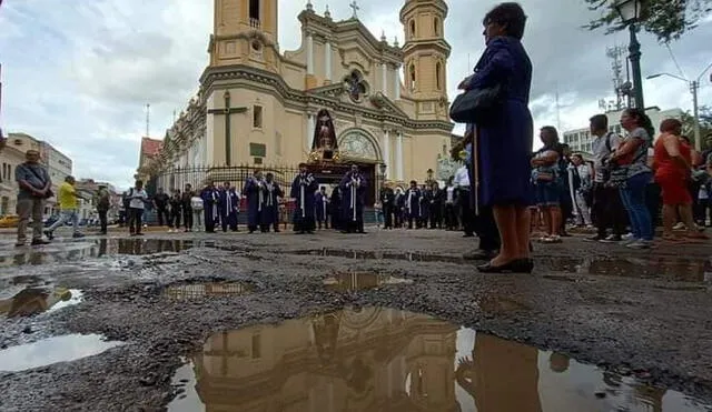 Las calles destrozadas de Piura no impidieron el libre tránsito de las sagradas imágenes. Foto: Radio Gua