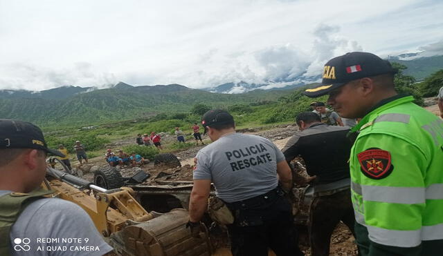 Personal de rescate encuentra cuerpos de víctimas de los huaicos. Foto: PNP