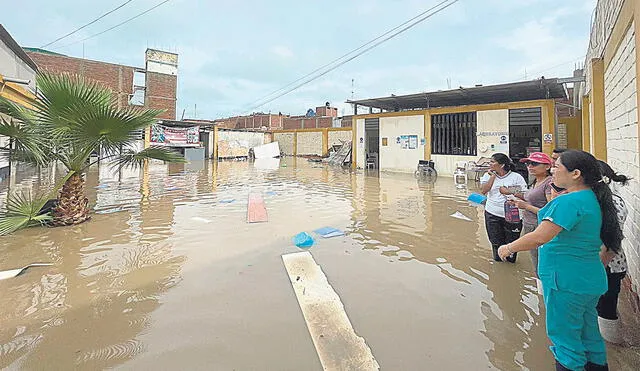 Atrapados. El puesto de salud de Túcume se inundó por las fuertes lluvias. Lo mismo ocurrió en casas y colegios. Foto: Rosa Quincho/URPI-LR