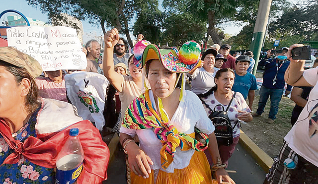 En las calles. Los manifestantes volvieron a insistir en la dimisión de Boluarte. Señalaron su gobierno como dictadura. Foto: Paolo Zegarra-URPI/ La República