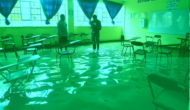 Trabajadores, padres de familia y estudiantes claman ayuda para el instituto de Chongoyape que se inundó. Foto: Clinton Medina/La República