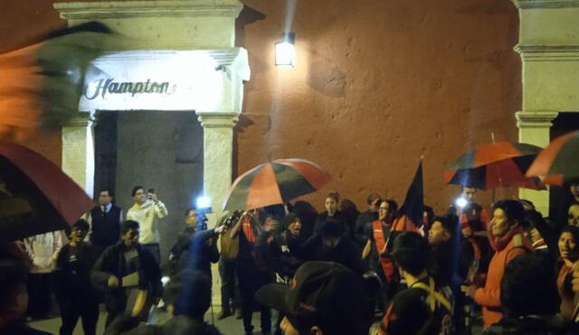 Apoyo. Ayer un grupo de hinchas fue hasta el hotel donde concentra Melgar para dar su apoyo. Foto: cortesía