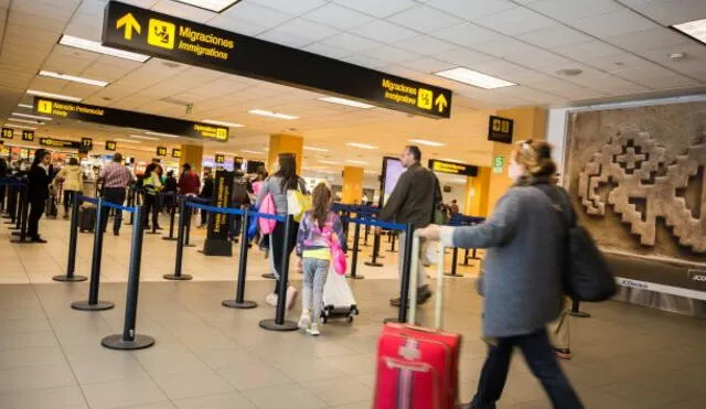 Según LAP, de cada 10 pasajeros, 6 eligen destinos nacionales. Foto: Migraciones