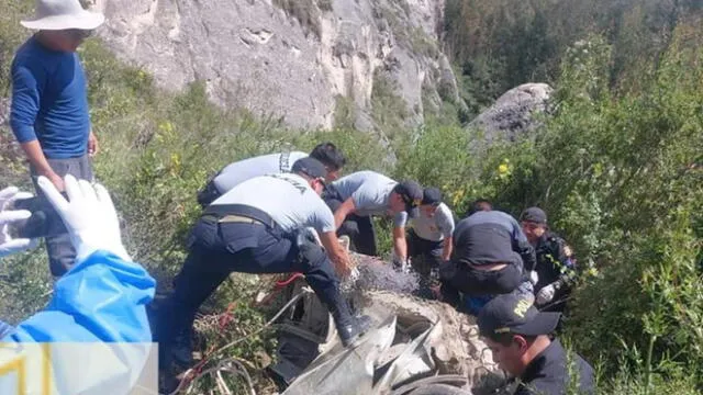 Huancayo. Policías acudieron a rescatar cuerpos de abismo. Foto: Picantito