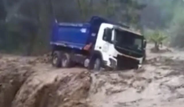 Personal que manejaba el volquete ejecutaba trabajos de limpieza en carretera. Foto y video: Prensa Libre