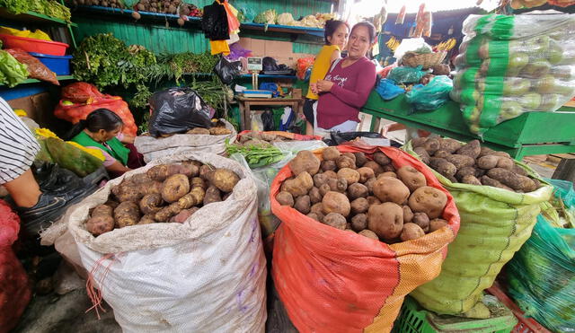 Personas tienen que esquivar las aguas de desagüe. Foto: Rosario Rojas / URPI-La República