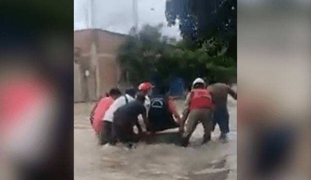 La ministra de Vivienda prefirió no caminar entre el agua como los demás. Captura y video: composiciónLR/Twitter-Julio César Talledo