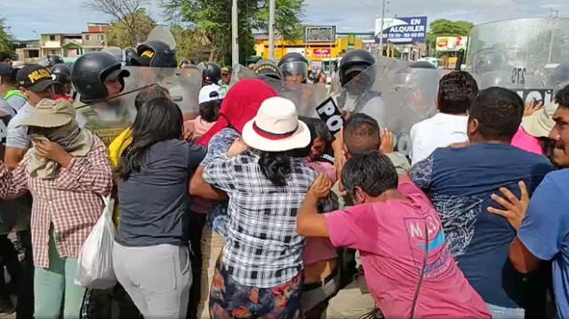 La población indignada se enfrentó a la Policía. Foto: Almendra Ruesta/Urpi