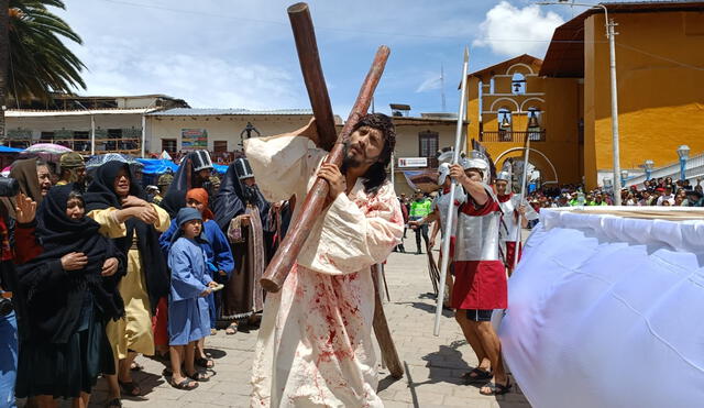 La obra del vía crucis se inició en la plaza de Armas de Otuzco. Foto y video: Sergio Verde/URPI-La República