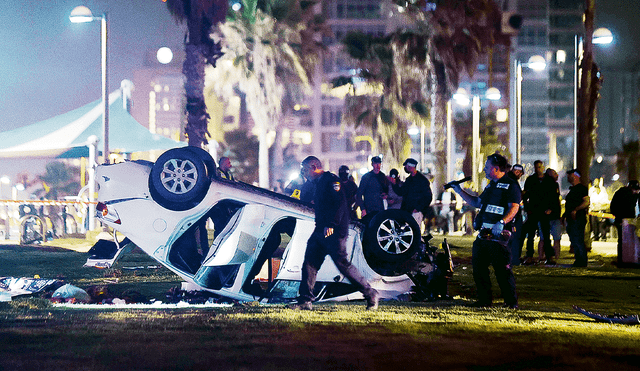 Atropello y atentado. Así quedó el auto del terrorista que embistió a un numeroso grupo de turistas en la capital israelí. Los policías lograron abatirlo. Foto: EFE