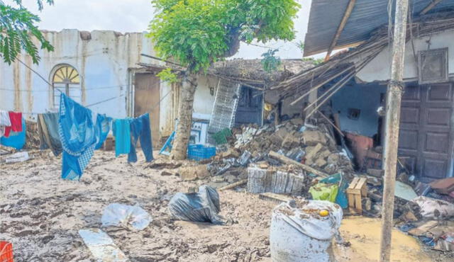 Varias familias ante la caída de lodo y barro se han quedado sin viviendas y hay otras que están apunto de colapsar. Foto: La República