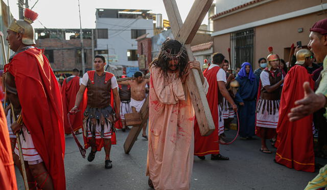 Rumbo al calvario. Jesús con su madero a cuestas va rumbo al Gólgota donde lo crucificarían. Foto: Rodrigo Talavera/La República.