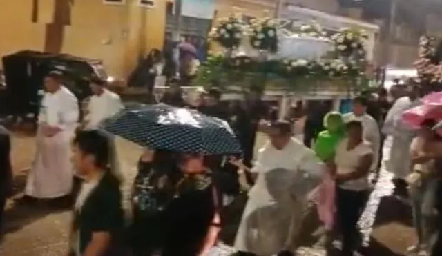 Los fieles católicos entonaron canciones y rezaron. Foto: captura video/cortesía