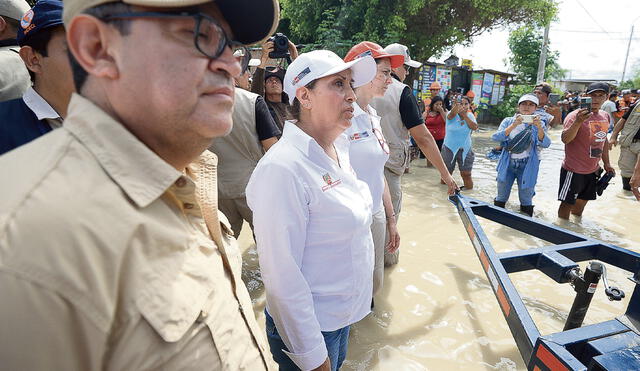 Promesa. La presidenta Boluarte ofreció S/500 millones para Piura, pero no solo es dinero. Desastre. Se transfirieron recursos, pero no cumplieron su objetivo. Foto: SEPRES