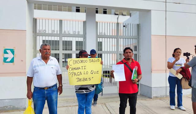 Protesta. Proveedores y trabajadores piden por pagos retrasados al consorcio constructor. Reclaman en puerta del futuro nosocomio. Foto: La República.