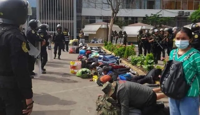 Rendidos. Manifestantes de la Toma a Lima, ingresaron al campus, la PNP los desalojó. Foto: La República.