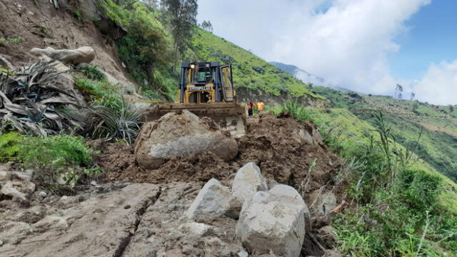 Carreteras permanecen bloqueadas con pesadas rocas. Foto: cortesía