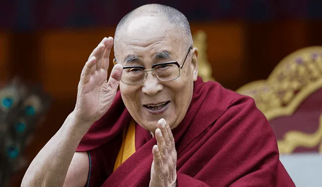 Partidarios del dalái lama han afirmado que el líder budista estaba “bromeando” con el menor. Foto: The Japan Times