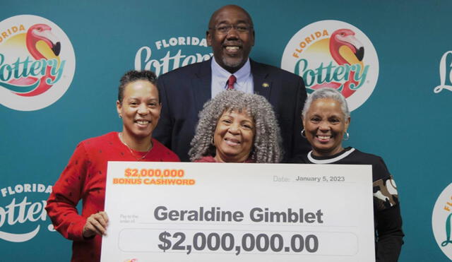 La familia Gimblet junto al cheque de US$2 millones que ganaron. Foto: Lotería de Florida