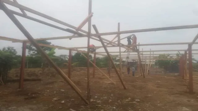 Padres construyen aulas de maderas. Foto: Loreto Informa News