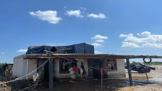 Familia vive en el techo de su vivienda por temor a nuevas inundaciones. Foto: Rosa Quincho/La República