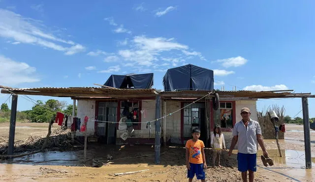 Viviendas están llenas de lodos y pobladores duermen en carpas en la azotea. Foto: La República